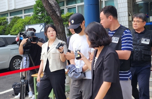 5살 어린이를 의식불명 상태에 빠지게 한 30대 태권도 관장이 14일 경기도 의정부시 의정부지방법원에서 열린 구속전 피의자심문(영장실질심사)을 마친 뒤 법정을 나오고 있다.  [연합뉴스]